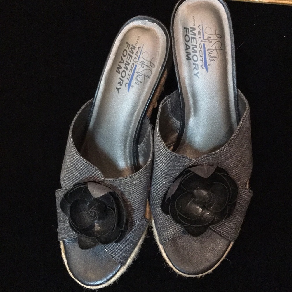 Life stride Memory foam great fabric slides EUC